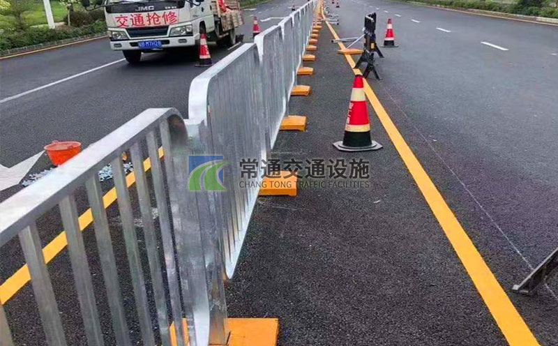 道路中心隔離市政護(hù)欄安裝現(xiàn)場(chǎng)